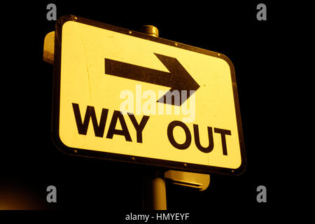 Vie di uscita segno con la freccia Foto Stock