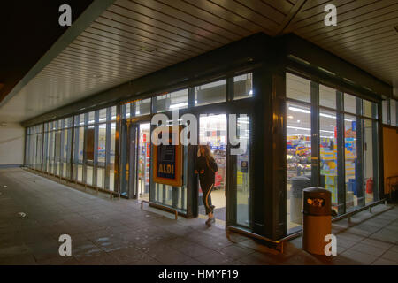 Aldi late night shoppimg negozio più frequentato in Scozia Aldi Great Western Road 4 Knightscliffe Avenue Glasgow Glasgow City G13 2TG Foto Stock