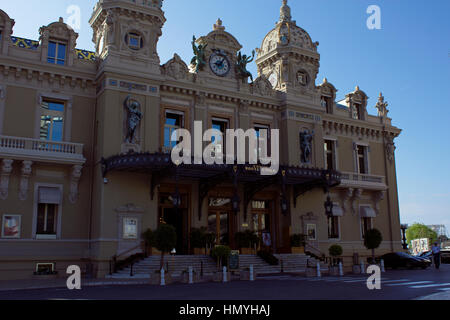 Il Principato di Monaco, Montecarlo in Costa Azzurra, Francia: vista della piazza del Casinò, come chiamato Salon de jeux, con vetture di lusso e francese tipica facciata storica Foto Stock