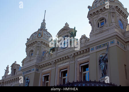 Il Principato di Monaco, Montecarlo in Costa Azzurra, Francia: vista della piazza del Casinò, come chiamato Salon de jeux, con vetture di lusso e francese tipica facciata storica Foto Stock