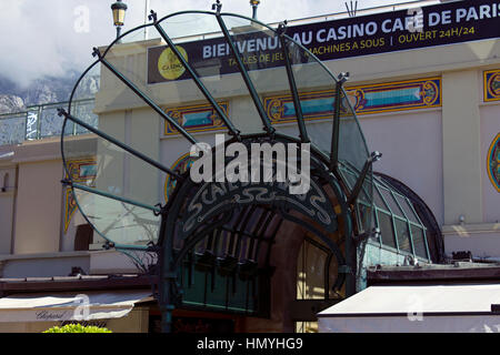 Il Principato di Monaco, Montecarlo in Costa Azzurra, Francia: vista della piazza del Casinò, come chiamato Salon de jeux, con vetture di lusso e francese tipica facciata storica Foto Stock