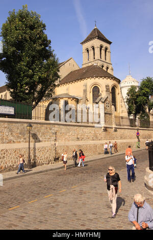 Tourist vagare intorno alla zona del Sacro Cuore Basilica del Sacro Cuore Carmel de Montmartre, Parigi, Francia Foto Stock