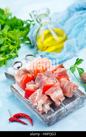 La carne cruda per kebab sul bordo Foto Stock