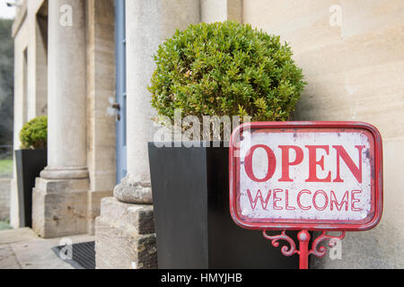 Segno di benvenuto al Painswick Hotel, vicino a Stroud, Gloucestershire REGNO UNITO Foto Stock