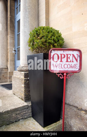 Segno di benvenuto al Painswick Hotel, vicino a Stroud, Gloucestershire REGNO UNITO Foto Stock