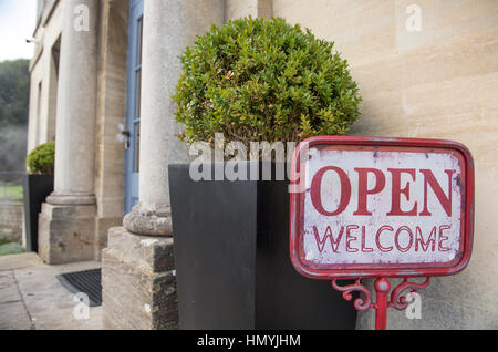 Segno di benvenuto al Painswick Hotel, vicino a Stroud, Gloucestershire REGNO UNITO Foto Stock