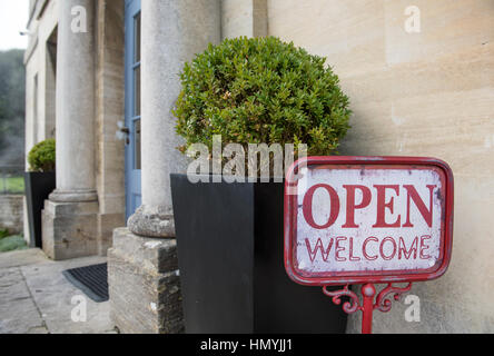 Segno di benvenuto al Painswick Hotel, vicino a Stroud, Gloucestershire REGNO UNITO Foto Stock