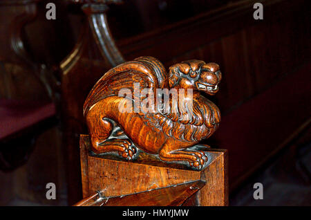 Faversham Kent, Inghilterra. Santa Maria della Carità chiesa parrocchiale. Coro intagliato fine di stallo - leone alato Foto Stock