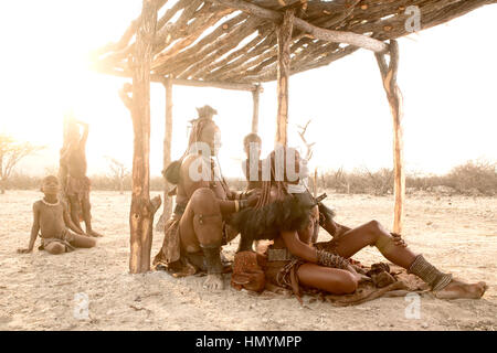 Le donne himba ottenere i loro capelli fatto Foto Stock