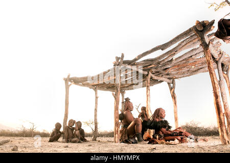 Le donne himba ottenere i loro capelli fatto Foto Stock