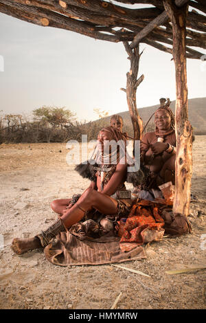 Le donne himba ottenere i loro capelli fatto Foto Stock