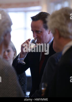 David Cameron frequentando il Oldie dell'anno i premi a Simpson in The Strand, Londra centrale. Foto Stock