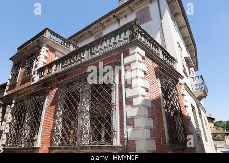 La finestra del mulino con vaso di fiori, Valvasone, Foto Stock