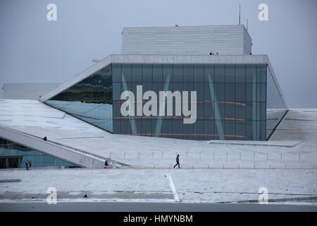 L'Opera House di Oslo, è la sede dell'Opera e Balletto Nazionale Norvegese e del teatro lirico nazionale norvegese, Scandinavia Foto Stock