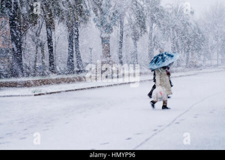 Spagna. Barcellona. La donna nella neve Foto Stock