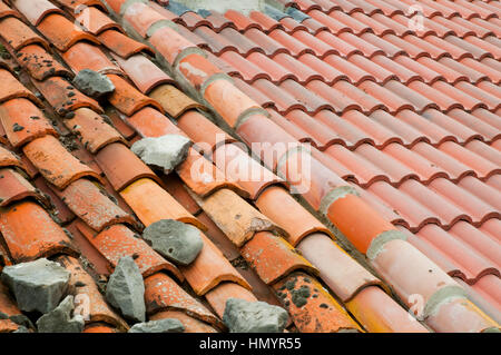 Il vecchio tetto di tegole e nuovo tetto di tegole.tetto Foto Stock