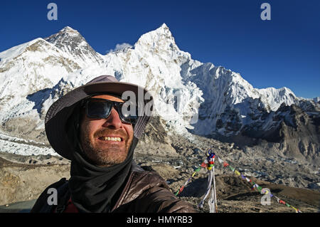 Uomo in un selfie con Everest in background adottate dal vertice di Kala Patthar Foto Stock