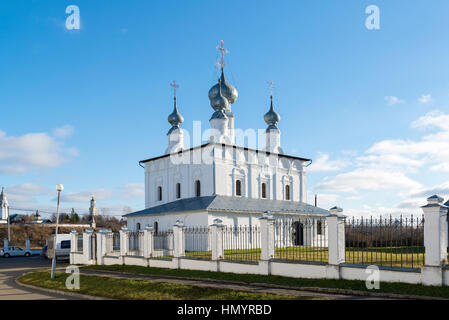 Suzdal, Russia -06.11.2015. Petropavlovskaya Chiesa di Suzdal è stato costruito nel 1694. Anello d'oro della Russia Travel Foto Stock