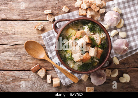 'Soup con aglio e crostini di close-up su un tavolo in stile rustico. Vista orizzontale dall'alto ' Foto Stock