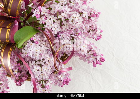 Lilla viola bouquet di fiori in tessuto bianco Foto Stock