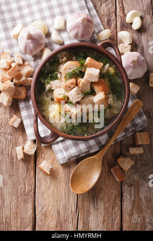 'Soup con aglio e crostini di close-up su un tavolo in stile rustico. vista verticale dall'alto ' Foto Stock