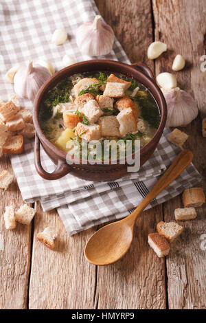 Una deliziosa zuppa di aglio con crostini vicino sul piano verticale. Foto Stock