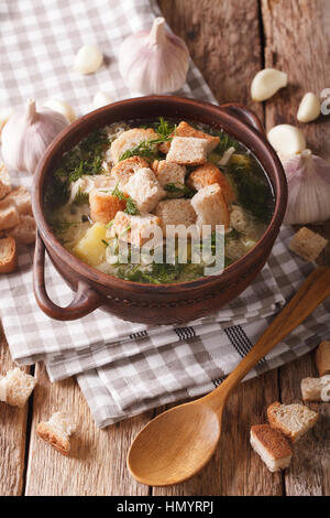 Zuppa tradizionale con aglio e crostini vicino sul piano verticale. Foto Stock