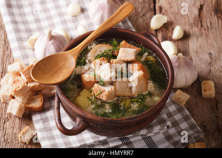 Zuppa di aglio e crostini di close-up su un tavolo in stile rustico. orizzontale Foto Stock
