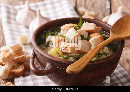 Spesso la zuppa di aglio con crostini di close-up in una ciotola sul tavolo orizzontale. Foto Stock