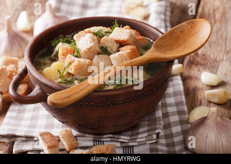 Zuppa di aglio con crostini di close-up in una ciotola sul tavolo orizzontale. Foto Stock