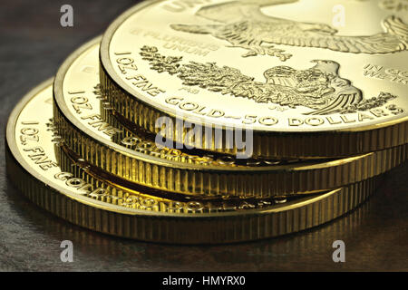 1 oncia di oro americano eagle bullion monete su sfondo di legno Foto Stock