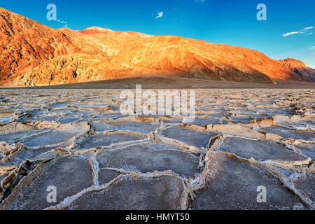 Tramonto al bacino Badwater, Parco Nazionale della Valle della Morte, California. Foto Stock