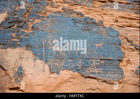 La Valle del Fuoco del parco statale ha duemila anni di petroglifi scolpiti nel massiccio di arenaria rossa formazioni nel deserto Mohave. Foto Stock