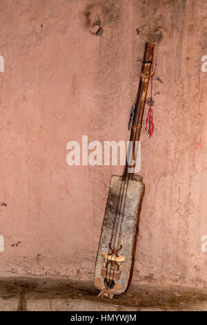 Il Marocco. Gimbrie, un Gnaoua strumento musicale. Ait Benhaddou Ksar, un sito del Patrimonio Mondiale. Foto Stock