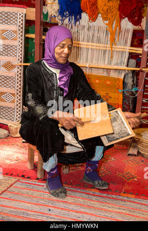 Il Marocco. Amazigh Berber donna lana di cardatura, Ait Benhaddou Ksar, un sito del Patrimonio Mondiale. Foto Stock