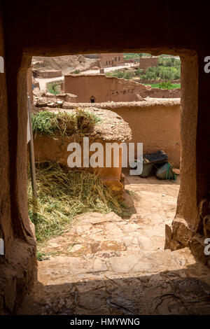 Il Marocco. Guardando fuori attraverso la porta di una casa in Ait Benhaddou Ksar, un sito del Patrimonio Mondiale. Foto Stock