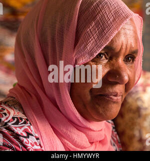 Il Marocco. Donna di mezza età di miscelati Arab-Berber etnia (Arab padre, Berber, madre). Ait Benhaddou Ksar, un sito del Patrimonio Mondiale. Foto Stock