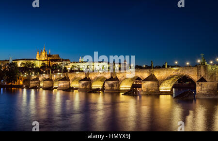 Ponte Carlo (Karluv Most) Praga è più noto monumento, collega la Città Vecchia (Staré Mesto) con il Piccolo Quartiere Foto Stock