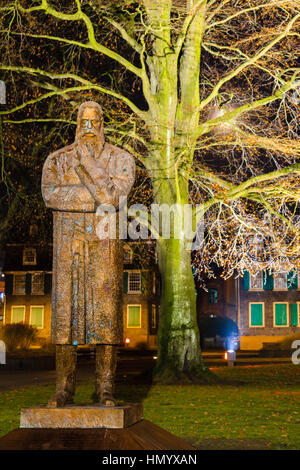 Il Engels Memorial è una statua in bronzo del filosofo tedesco e rivoluzionario comunista Friedrich Engels. Esso si trova in Germania, Wuppertal Bar Foto Stock