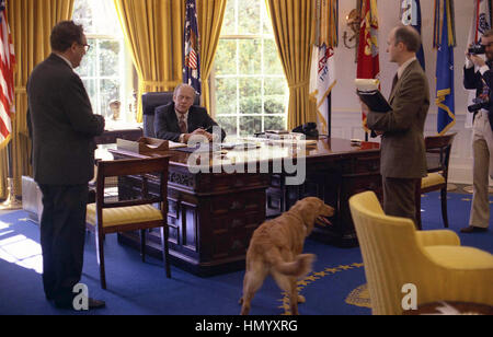 Il presidente statunitense Gerald Ford conferisce con il Segretario di Stato Henry Kissinger, sinistra e National Security Advisor Brent Scowcroft all Ufficio Ovale della Casa Bianca Ottobre 8, 1974 a Washington, DC. Foto Stock