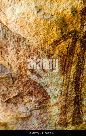 Antica aborigena Gwion Gwion pitture rupestri anche sapere come Bradshaw arte rock con mascherine per stencil a mano stimato in 50.000 anni Foto Stock