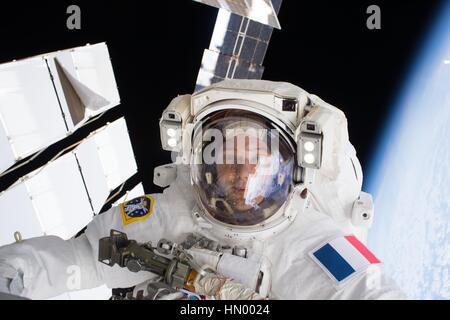 La NASA Expedition 50 il primo membro di equipaggio astronauta francese Thomas Pesquet dell'Agenzia spaziale europea lavora sulla stazione spaziale internazionale nel corso di una spacewalk Gennaio 13, 2017 in orbita intorno alla terra. Foto Stock