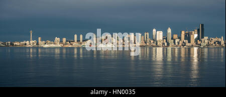 Come il sole tramonta edifici della skyline di Seattle sono riflesse nella Baia di Elliott. Foto Stock