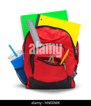 Zaino rosso con forniture scolastiche isolati su sfondo bianco. Foto Stock