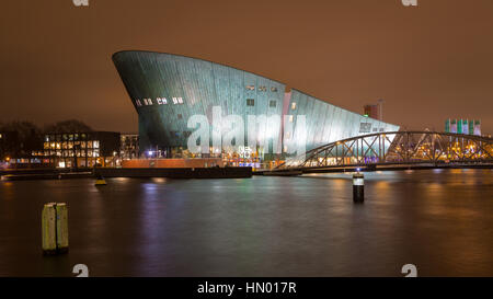 Nemo Science Museum di notte, Amsterdam, Paesi Bassi Foto Stock