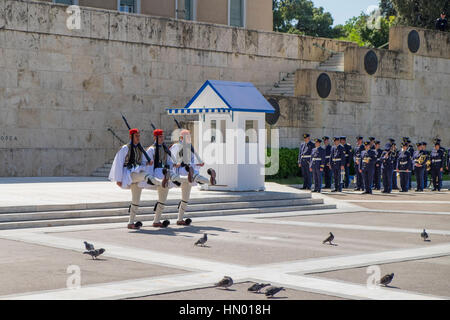 Cambio della guardia di fronte al Parlamento europeo, Evzones presso la tomba del Milite Ignoto in Piazza Syntagma ad Atene, Grecia Foto Stock