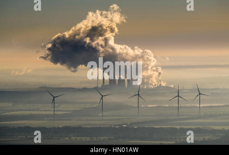 Nuvola di fumo da pianta di potere Weisweiler, RWE Power AG, alimentato a lignite power plant e gli impianti di energia eolica, Eschweiler, Renania Foto Stock