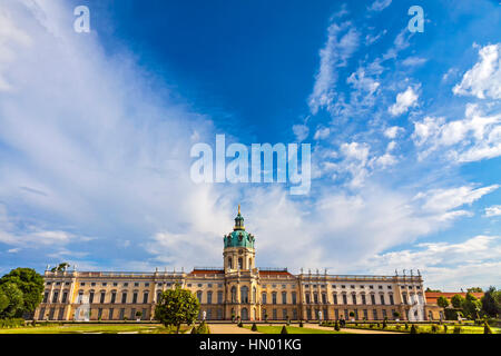 Il Palazzo di Charlottenburg e il giardino a Berlino, Germania. Il palazzo fu completato nel 1713 e presenta uno stile architettonico è barocco e rococò. Il palazzo più grande i Foto Stock