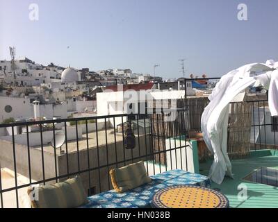 Terrazza panoramica su un Riad con vista sulla medina di Tangeri, Marocco, Africa. Foto Stock