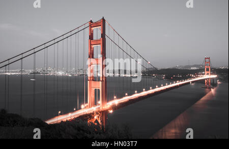 Il Ponte Golden Gate e la skyline di San Francisco. Batteria Spencer, Sausalito, California, Stati Uniti d'America. Foto Stock